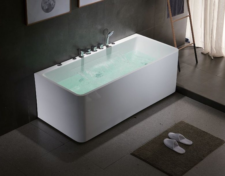 Whirlpool bath with jet system